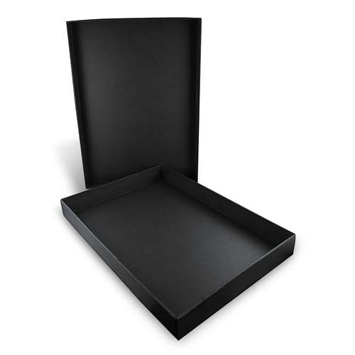 Una scatola nera con un coperchio nero con su scritto scatola nera.